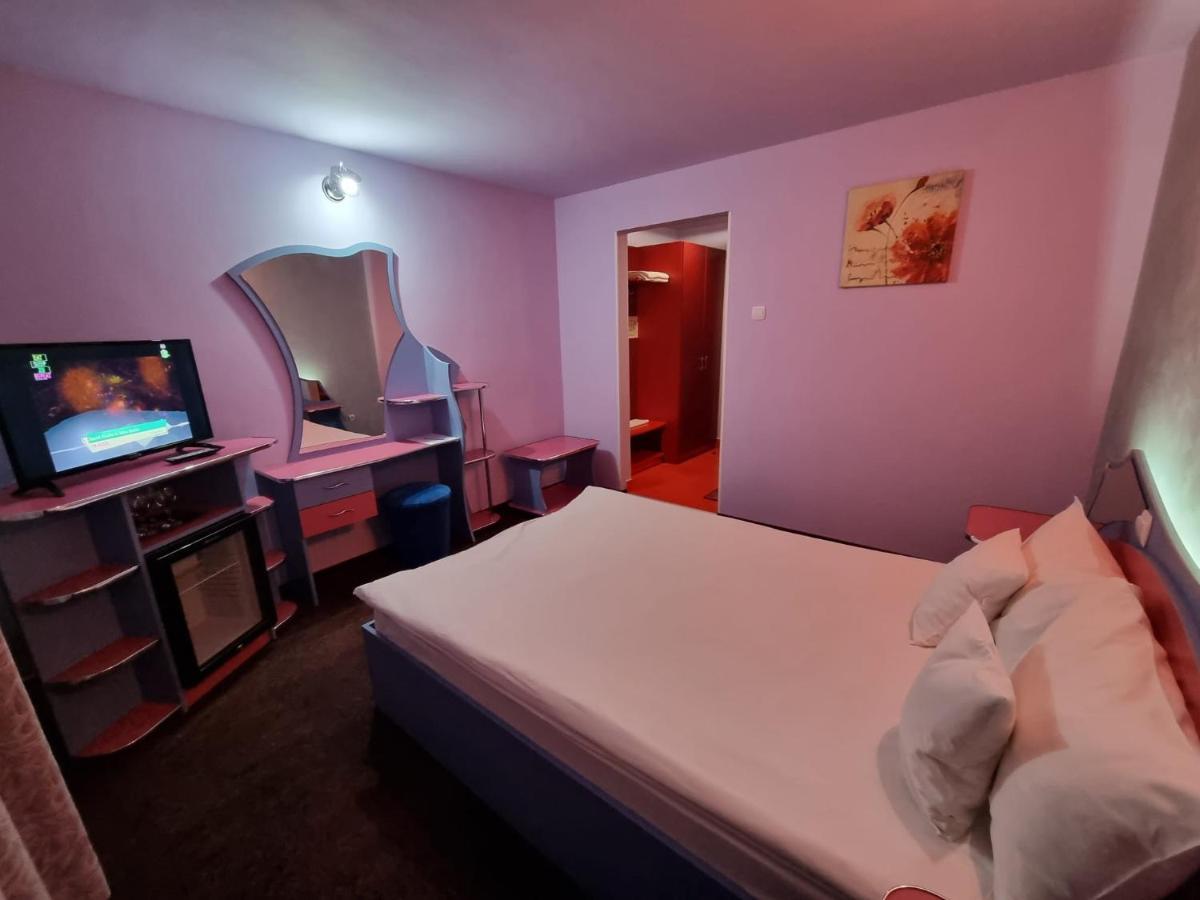 Hotel Yax Cîmpeni Buitenkant foto